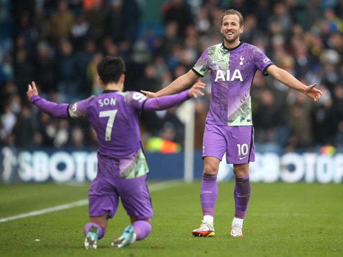 LEEDS, ENGLAND - FEBRUARY 26: Heung-Min Son celebrates with teammate Harry Kane of Tottenham Hotspur after scoring their team's fourth goal during the Premier League match between Leeds United and Tottenham Hotspur at Elland Road on February 26, 2022 in Leeds, England. (Photo by Chris Brunskill/Getty Images)