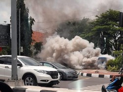 Asap Membubung! Minibus Hangus Terbakar di City Walk Purwosari Solo