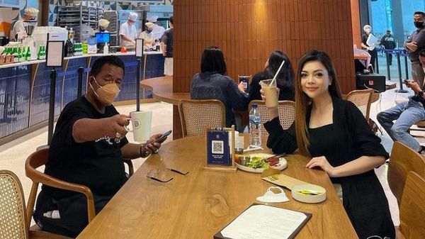 Aspri Baru Hotman Paris Ini Doyan Ngopi dan Kulineran di Bali