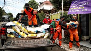 Bagi-bagi Logistik Untuk Warga Isoman di Pondok Bambu
