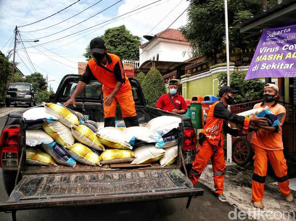 Bagi-bagi Logistik Untuk Warga Isoman di Pondok Bambu