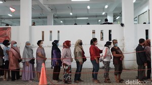 Bak Nyoblos Pemilu, Warga Harus Cap Jari Saat Antre Minyak Goreng Murah