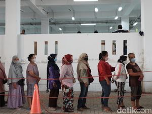 Bak Nyoblos Pemilu, Warga Harus Cap Jari Saat Antre Minyak Goreng Murah