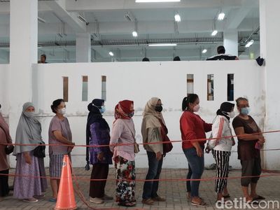 Bak Nyoblos Pemilu, Warga Harus Cap Jari Saat Antre Minyak Goreng Murah