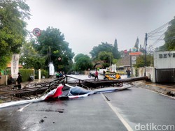 Baliho Raksasa Roboh Timpa Dua Pengendara di Wastukencana Bandung