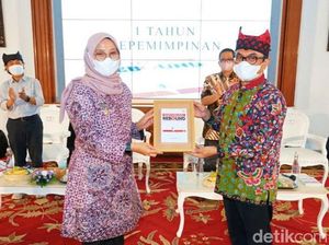 Setahun Kepemimpinan Ipuk-Sugirah Tertuang dalam Buku Banyuwangi Rebound Setahun Kepemimpinan Ipuk-Sugirah Tertuang dalam Buku Banyuwangi Rebound