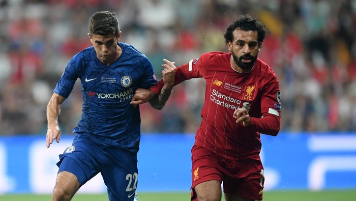 ISTANBUL, TURKEY - AUGUST 14: Mohamed Salah of Liverpool (R) is challenged by Christian Pulisic of Chelsea during the UEFA Super Cup match between Liverpool and Chelsea at Vodafone Park on August 14, 2019 in Istanbul, Turkey. (Photo by Michael Regan/Getty Images)