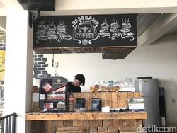 Asyiknya Ngopi Sambil Lihat Koleksi Mobil Klasik di Sini