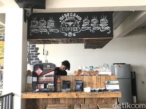 Asyiknya Ngopi Sambil Lihat Koleksi Mobil Klasik di Sini Asyiknya Ngopi Sambil Lihat Koleksi Mobil Klasik di Sini