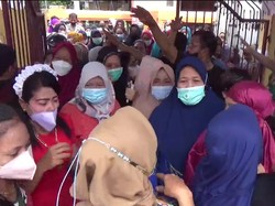Demi Minyak Goreng, Emak-emak di Sulsel Rela Berdesakan