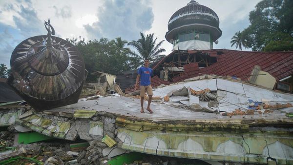 Digoyang Gempa, Masjid di Pasaman Barat Roboh