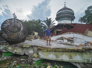 Digoyang Gempa, Masjid di Pasaman Barat Roboh Digoyang Gempa, Masjid di Pasaman Barat Roboh