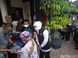 Cara Khofifah Ketuk Hati Distributor Agar Minyak Goreng Tak Langka Terus