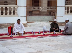 Bagaimana Hukum Makan dan Minum di Masjid Saat Peringatan Isra Miraj?