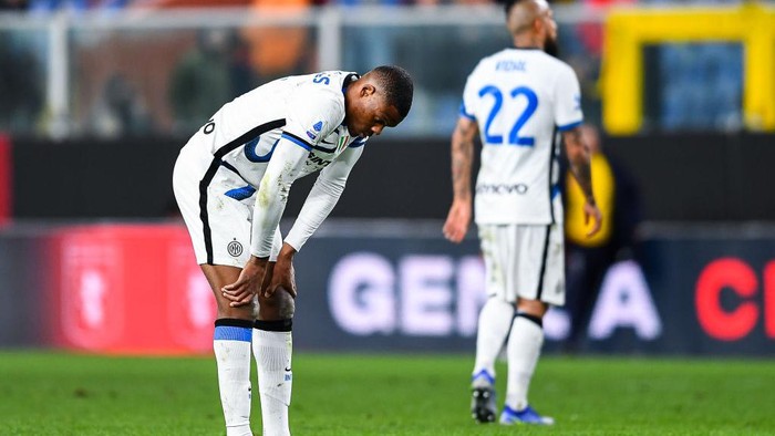 GENOA, ITALY - FEBRUARY 25: Denzel Dumfries of Inter (L) reacts with disappointment after the Serie A match between Genoa CFC and FC Internazionale at Stadio Luigi Ferraris on February 25, 2022 in Genoa, Italy. (Photo by Getty Images)
