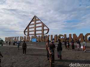Jelang Melasti, Umat Hindu Yogya Bersihkan Pantai Parangkusumo