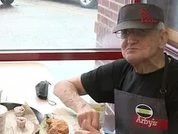 Berusia 80 Tahun, Kakek Ini Tiap Hari Masih Bekerja di Restoran