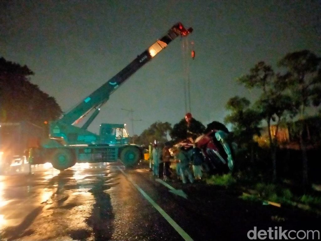 Truk Molen Terguling di Exit Tol Dupak Surabaya, Lalu Lintas Terganggu
