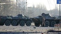 Rusia terus menggempur Ukraina sejak Kamis (24/2). Lewat operasi militer, sudah banyak masyarakat jadi korban perang yang disebabkan oleh situasi politik (AP)