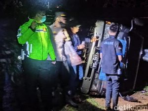 Mobil Travel Berisi 15 Orang Terguling di Sukabumi, 1 Orang Tewas