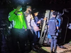 Mobil Travel Berisi 15 Orang Terguling di Sukabumi, 1 Orang Tewas