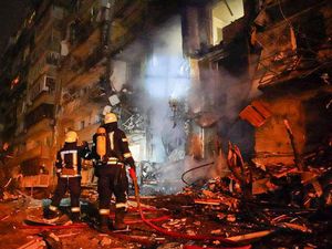 Serangan Udara Rusia Hantam Apartemen 15 Lantai di Barat Kiev Serangan Udara Rusia Hantam Apartemen 15 Lantai di Barat Kiev