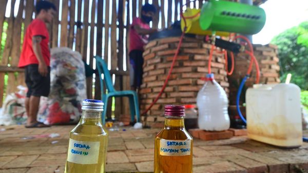 Mengolah Sampah Plastik Jadi BBM Alternatif
