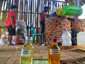 Mengolah Sampah Plastik Jadi BBM Alternatif Mengolah Sampah Plastik Jadi BBM Alternatif
