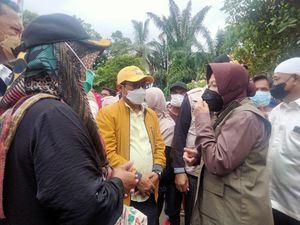 Risma Cek Korban Banjir Bandang Sumbar, Beri Pesan soal Lokasi Pengungsian