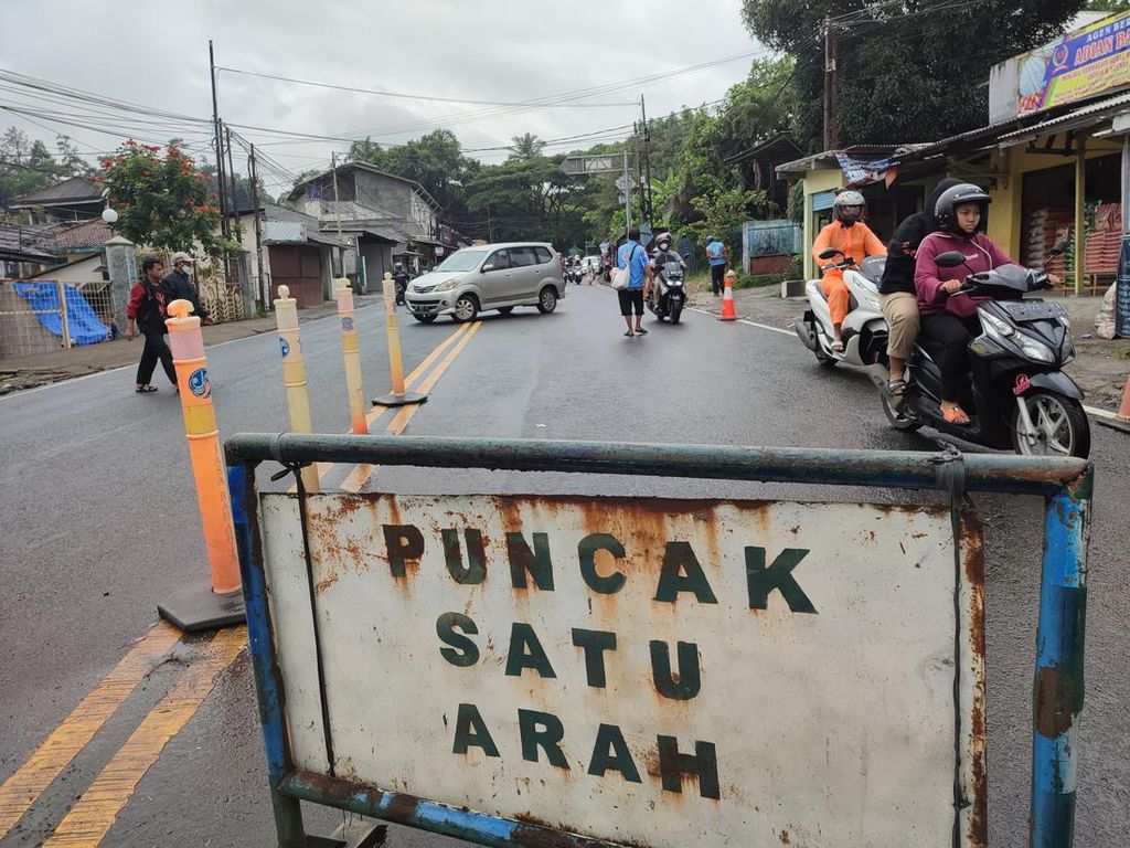 Lalin Puncak Arah Jakarta Macet, Polisi Berlakukan One Way