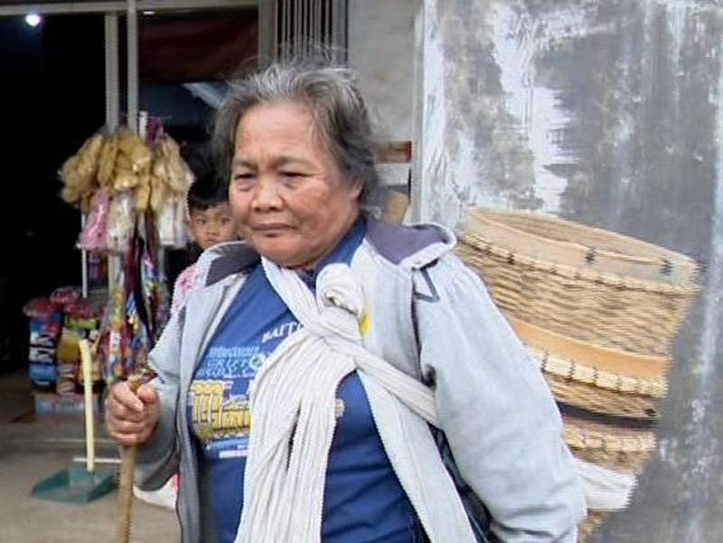 Kisah Nenek di Malang Berjalan Pincang Menyambung Hidup dari Anyaman Bambu