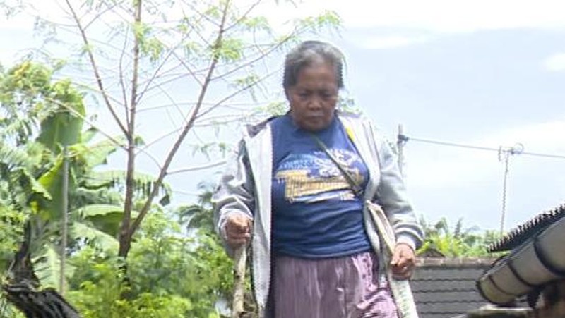 Tegarnya Nenek Paniyem Penjual Keranjang Bambu yang Pincang, Mari Bantu!