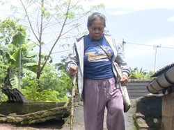 Tegarnya Nenek Paniyem Penjual Keranjang Bambu yang Pincang, Mari Bantu!