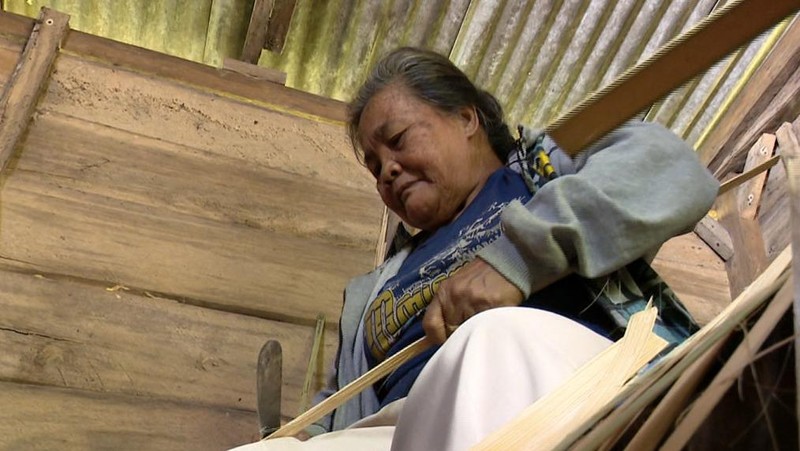 Angan Nenek Paniyem Perbaiki Rumah Berlubang-Bocor Dekat Kandang Kambing