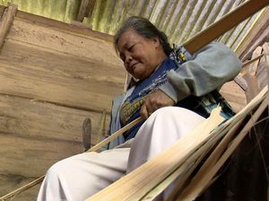 Angan Nenek Paniyem Perbaiki Rumah Berlubang-Bocor Dekat Kandang Kambing