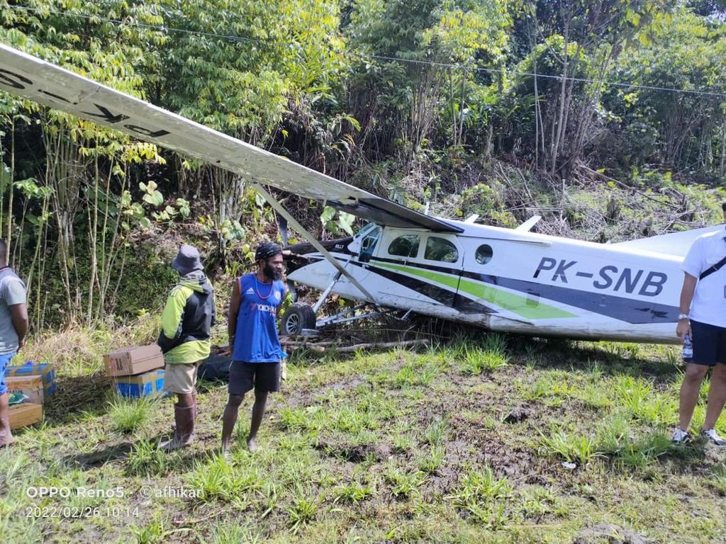 Pesawat Angkut 6 Orang Tergelincir-Tabrak Permukiman Warga di Bayabiru Papua