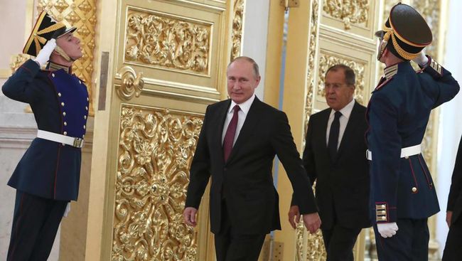 Presiden Rusia Vladimir Putin dan Menteri Luar Negeri Sergei Lavrov