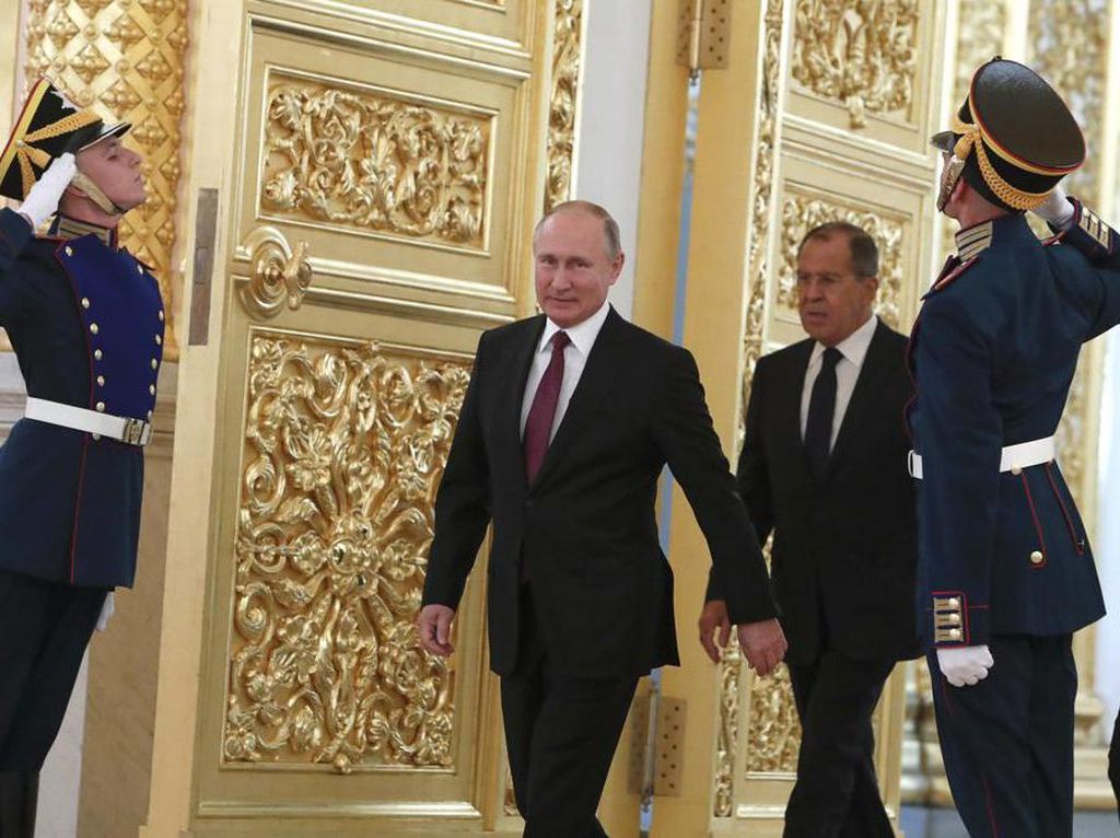 Viral Rumor Putin Mandi Darah Rusa Demi Kesehatan