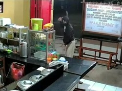Viral Begal Bercelurit di Warkop Gunung Putri Bogor, Polisi Turun Tangan