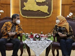 Gerindra Puji Kemampuan Khofifah Pimpin Jatim, Beri Hadiah Keris