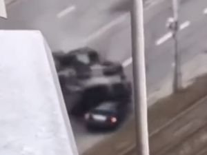 Ngeri! Tank Rusia Sengaja Tabrak-Lindas Mobil Sipil Ukraina saat Ada Penumpangnya