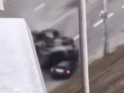 Ngeri! Tank Rusia Sengaja Tabrak-Lindas Mobil Sipil Ukraina saat Ada Penumpangnya