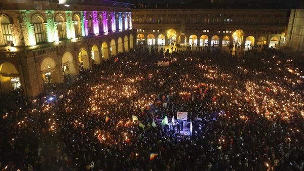 Tumpah Ruah Warga Italia Nyalakan Lilin Untuk Ukraina