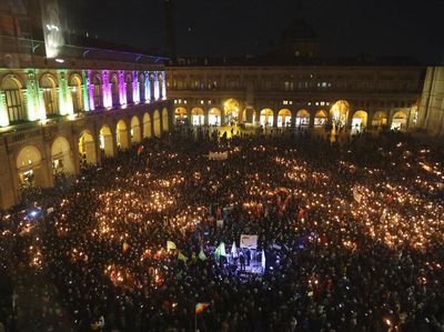 Tumpah Ruah Warga Italia Nyalakan Lilin Untuk Ukraina