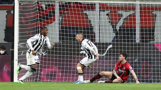 MILAN, ITALY - FEBRUARY 25: Destiny Udogie of Udinese Calcio scores his side's first goal during the Serie A match between AC Milan and Udinese Calcio at Stadio Giuseppe Meazza on February 25, 2022 in Milan, Italy. (Photo by Marco Luzzani/Getty Images)