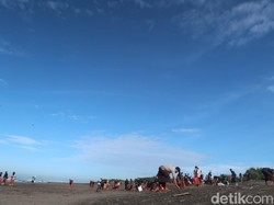 Jelang Melasti, Ratusan Umat Hindu Reresik Segara Pantai Parangkusumo