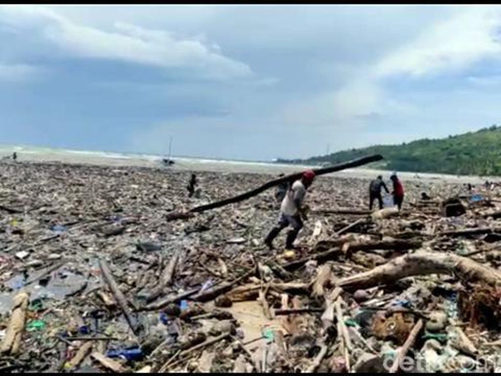 Pantai di Majene Dikepung Sampah, Warga Manfaatkan Cari Plastik-Kayu Bekas