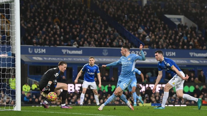 LIVERPOOL, ENGLAND - FEBRUARY 26: Phil Foden of Manchester City scores their teams first goal past Jordan Pickford of Everton during the Premier League match between Everton and Manchester City at Goodison Park on February 26, 2022 in Liverpool, England. (Photo by Michael Regan/Getty Images)