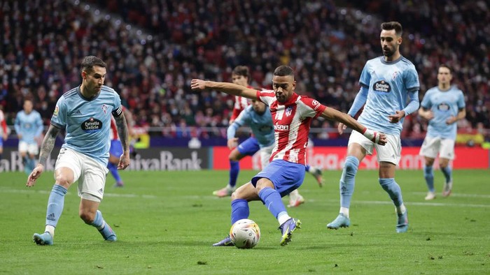 MADRID, SPAIN - FEBRUARY 26: Renan Lodi of Atletico Madrid scores their first goal during the LaLiga Santander match between Club Atletico de Madrid and RC Celta de Vigo at Estadio Wanda Metropolitano on February 26, 2022 in Madrid, Spain. (Photo by Gonzalo Arroyo Moreno/Getty Images)