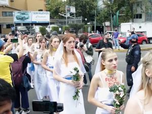 Kostum Pengantin Wanita dalam Aksi Bela Ukraina di Meksiko Kostum Pengantin Wanita dalam Aksi Bela Ukraina di Meksiko